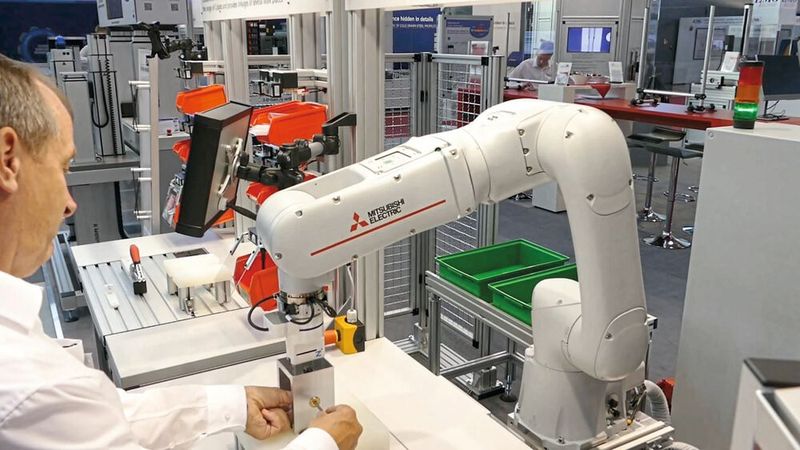„Kollege Cobot“ unterstützt den Menschen bei monotonen, körperlich belastenden oder gefährlichen Aufgaben.(Bild:  RK Rose+Krieger)
