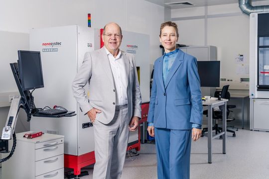 Christoph Harder, CEO von Swiss PIC, und Kirsten Moselund, Leiterin des Labors für Nano- und Quantentechnologien am Zentrum für Photonenforschung des PSI und Mitinitiatorin von Swiss PIC. Aufgenommen am Fertigungszentrum für photonische Integration, das am 24.11.2025 eröffnet wurde.(Bild:  Paul Scherrer Institut PSI/Markus Fischer)