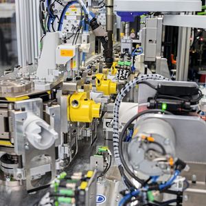 Neben der effizienten Anordnung der einzelnen Montageschritte kommen intelligente Qualitätssicherungsmaßnahmen zum Einsatz.(Bild:  Fischer Sondermaschinenbau)