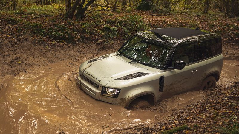 Vor dem Abstecher ins Unwegsame wird das Testmobil gewechselt: Umsteigen in den Defender mit der serienmäßigen Stahlfederung. (Land Rover)