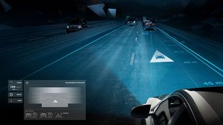 Wenn die Abstandsregelung erkennt, dass der Abstand zum vorausfahrenden Fahrzeug unter die Sicherheitsschwelle fällt, wird ein Auffahrwarnsymbol projiziert. (Bild: Daimler AG)