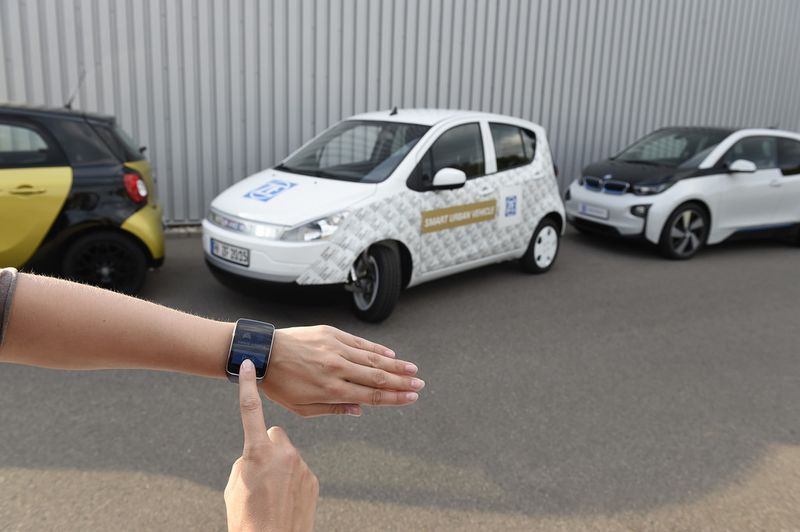 Smart Parking Assist kombiniert Innovationen in Fahrwerk, Antrieb und Elektronik. Der Parkvorgang lässt sich mittels Smart Device auch von außerhalb des Fahrzeugs auslösen und parkt das Fahrzeug vollautomatisiert mit extrem wenigen Zügen ein. (Bild: ZF Friedrichshafen)