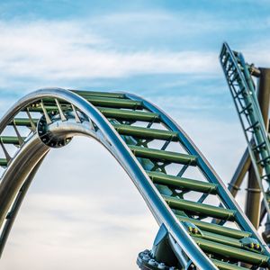 Stahlschiene für Achterbahnen „Stengel BB Track Series“ von Intamin Amusement Rides: Diese Stahlschiene für Achterbahnen hat die Jury durch eine neue Formgebung bei gleichzeitig technischen Qualitäten überzeugt – das Design gewinnt den „Best of the Best“-Award. Ziel der Gestaltung war es, durch eine neue Formgebung die Vorfreude und den Nervenkitzel bei einer Achterbahnfahrt noch zu steigern. Die patentierte Schiene basiert auf der konstruktiven Grundidee, Rundrohre mittels dünner Bleche zu verbinden. Die Anordnung der einzelnen Bleche strukturiert den Kraftfluss in Längs- und Querrichtung. 
