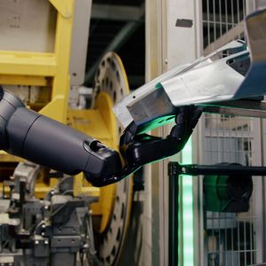 Die Hände der Roboter haben 16 Freiheitsgrade und eine dem Menschen vergleichbare Greifkraft.(Bild:  BMW)