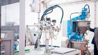 Die Dosiersysteme von Viscotec, hier ein Anwendungsbeispiel mit Roboterführung, erlauben die hochpräzise Applikation von 1- und 2-Komponenten-Wärmeleitpasten, wie sie für Batteriezellen benötigt werden. (Viscotec)