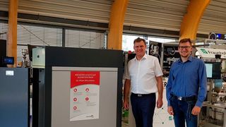 Michael Kavermann, Vertriebsleiter Nord DC-Datacenter-Group, und Sascha Heymann, wissenschaftlicher Mitarbeiter am Fraunhofer-IOSB-INA, präsentieren das ganzheitliche Sicherheitskonzept. (Fraunhofer-IOSB-INA)