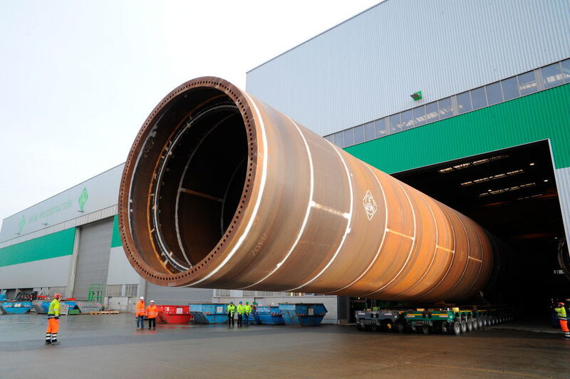 Was für ein Rohr: Das weltweit größte Monopile verlässt die Produktionshalle von EEW Special Pipe Constructions in Rostock. (Bild: EEW SPC/Andreas Duerst, Studio 301)