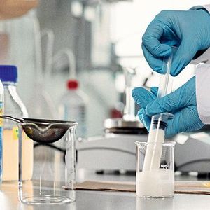 Herstellung erster Prototypformulierungen mit Nutzpilzen zur Bekämpfung der Engerlinge.(Bild:  P. Pollmeier/FH Bielefeld)