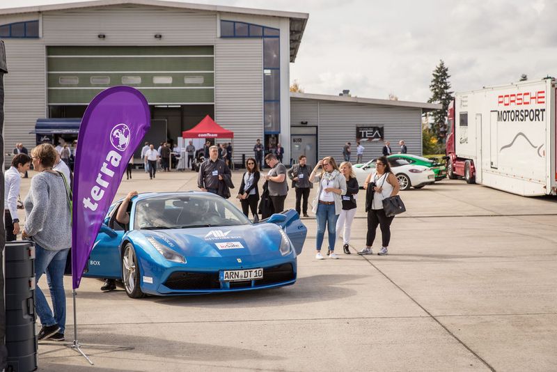 Im Ferrari zum Start des Rundflugs. (Comteam)