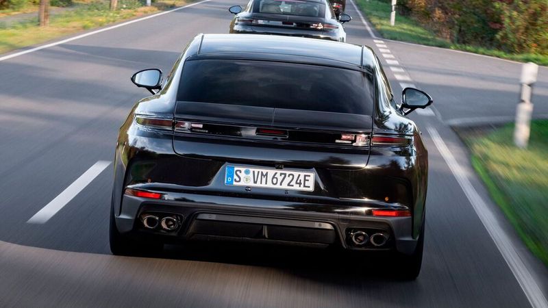 Die Luftfederung hat jetzt statt drei nur noch zwei Kammern, arbeitet aber mit einem verbesserten Dämpfer zusammen. (Bild: Porsche)