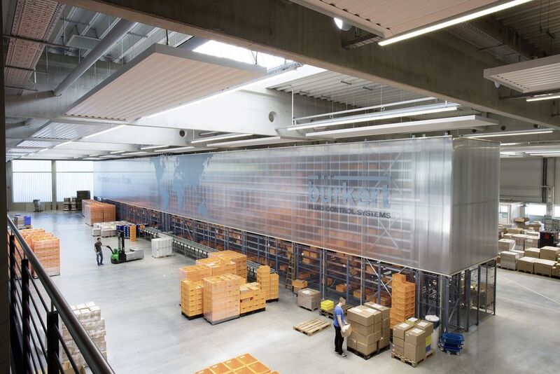 Das neue, vollautomatisierte Shuttlelager mit 10.000 Behälterplätzen erhöht die logistische Leistungsfähigkeit von Bürkert. (Bild: Bürkert)