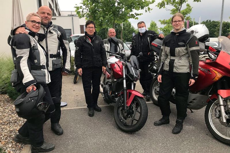 Gruppe 8 hatte die jüngste Teilnehmerin zu bieten: Luca-Marie Kunz (16) hatte keine Probleme, mit ihrer 125er Honda das Gruppentempo mitzugehen. (Bild: Dotzler, Dominsky, Lacher, Maderner, Michel, Rosenow, Schweitzer/»kfz-betrieb“)