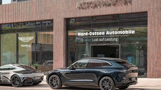Nord-Ostsee-Automobile ist nicht nur Mercedes-Benz, Smart- und Hyundai-Händler. Auch die Luxusmarke Aston Martin vertreibt die Autohausgruppe. (Bild: Nord-Ostsee Automobile)