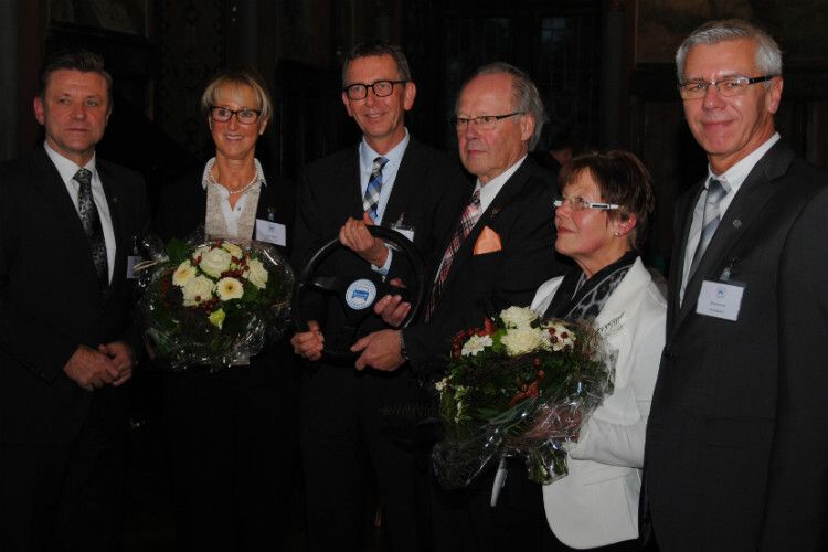 Das Lenkrad beim Kfz-Gewerbe NRW übergeben: (v. re.) Bruno Kemper (Vizepräsident Kfz-Gewerbe NRW), Ehepaar Nouvertné, Ehepaar Mund sowie Wilhelm Hülsdonk (Vizepräsident Kfz-Gewerbe NRW). (Foto: Baeuchle)
