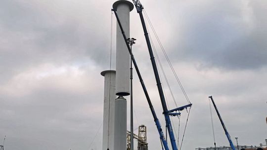 30 Meter ragt das im Durchmesser fünf Meter breite Rotorsegel vom Deck der Fähre in die Höhe.(Bild:  Hytorc)