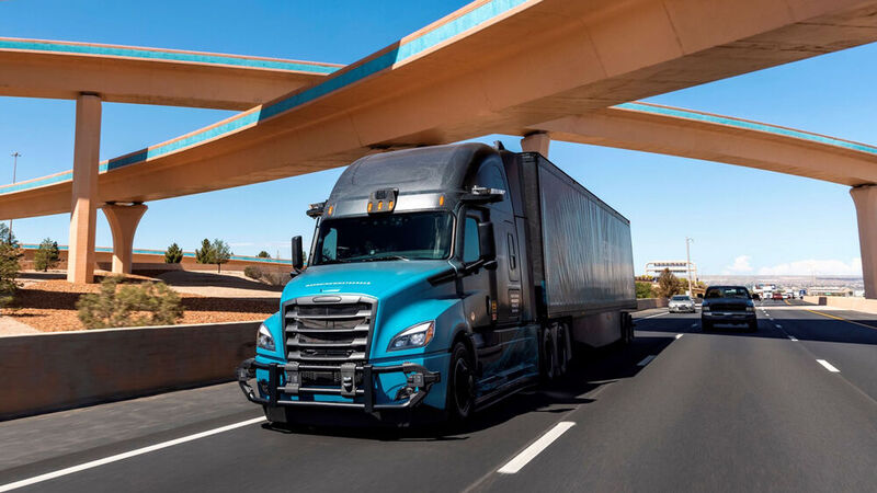 Die installierte Elektronik hält den Kurs und ermöglicht dem Laster unter anderem selbständig die Spuren zu wechseln. (Bild: Daimler Trucks)