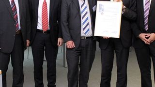 Alfred Müller, Thomas Sauer, Thomas Wagner und Gerhard Gauß von ebm-papst nehmen von Michael Schmidt (Mitte) die Urkunde entgegen. (Bild: EBM-Papst)