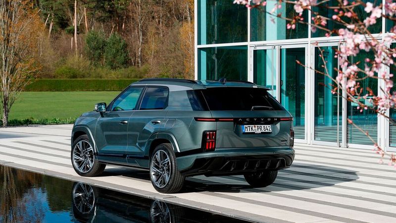 Der Actyon spielt mit seinen 4,74 Metern in der Klasse von Škoda Kodiaq oder Mazda CX 60. (Bild: KGM)