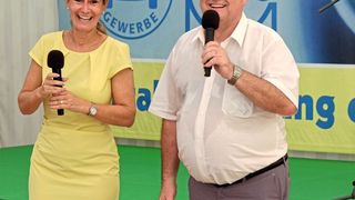 Geschäftsführerin Sylvia Gerl und Vorstandsvorsitzender Helmut Peter begrüßten zu Branchentreff und Zeugnisübergabe der BFC. (Zietz/»kfz-betrieb)