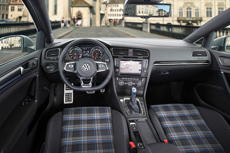 Der Innenraum ist entsprechend der GT-Serie bereits in der Basis gut ausgestattet. (Foto: Volkswagen)