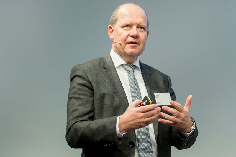 Valentin Vogt, VR-Präsident Burckhardt Compression Holding AG, zeigte auf wie sich Burckhardt Compression nach einem MBO zu einem börsennotierten Unternehmen entwickelt hat. (Thomas Entzeroth)