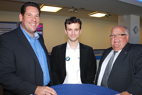 Uwe Imbach (re.) läßt sich von Martin Surek und Daniel Andersohn von Riller & Schnauck aus Berlin deren neuesten Marketingaktionen erläutern. (Archiv: Vogel Business Media)