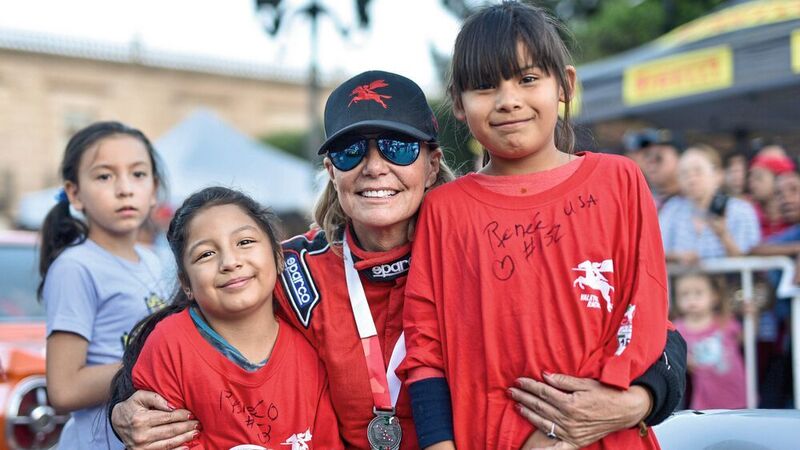 Die Begegnung mit einheimischen Kindern während der Carrera Panamericana 2017 war ein Höhepunkt für Renée Brinkerhoff von Valkyrie Racing. Mit ihrer Mission, das Leben aller gefährdeten Kinder weltweit zu verändern, möchte sie ein Vorbild für jeden Jugendlichen sein, den sie auf ihrem Weg trifft.
 (RENE ELYUTH CASTILLEJOS LOPEZ)