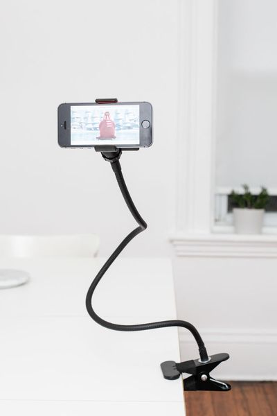 So flexibel waren Smartphones noch nie: Bei www.coolgift.com gibt es den „Flexible Smartphone Holder“ für rund 17 Euro. (Cool Gift)