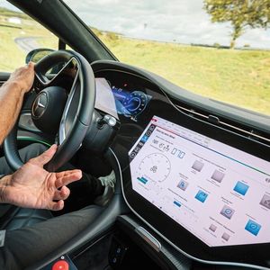 With steer-by-wire, the steering system's ratio can be adjusted variably. When driving on switchbacks, there's no need to reposition the hands, as half a turn of the steering wheel is enough to navigate through the hairpin turns.(Image: Bosch)