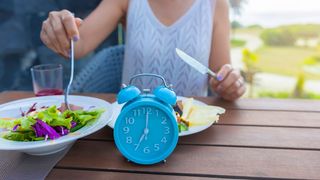 Beim Intervallfasten spielt auch die Energiebilanz eine Rolle.  (Bild: © SASITHORN - stock.adobe.com)