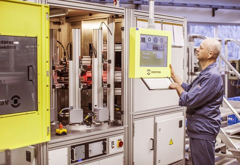 Für die vollautomatische Kameraprüfung setzt die Leipold-Gruppe auf ein individuell angepasstes System der Vester Elektronik GmbH. (Bild: Leipold)