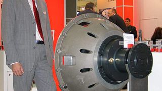 Rainer Stuhlmüller, Leiter des Bereichs neue Produkte bei Ortlinghaus, kennt den Zeitdruck bei der Entwicklung von Antriebsaggregaten mit Dieselmotoren: „Die einbaufertige Kupplungseinheit erspart dem Konstrukteur die Auslegung und Platzierung der einzelnen Komponenten.“Bild: Kraus (Archiv: Vogel Business Media)