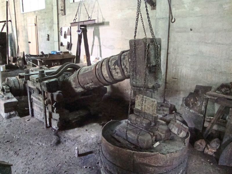 Ab dem 15. Jahrhundert wurden mit Wasserkraft angetriebene Hämmer zum Schmieden genutzt. (Hammerwerk- Roob 3 / Steinbergjohann / CC BY-SA 3.0)
