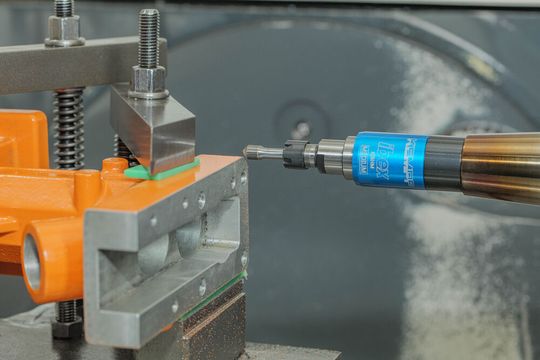 Mehr Zeit für sinnvollere Aufgaben! Unter anderem das Ibex-Entgratsystem von Kempf (im Bild) sorgt jetzt beim Unternehmen Jelba für gratfreie Aluminiumbauteile. Der Ausgleichshalter mit Zugausgleich funktioniert auch vertikal. Das sorge für eine gleichmäßige Fase. Mehr Zeit für sinnvollere Aufgaben! Unter anderem das Ibex-Entgratsystem von Kempf (im Bild) sorgt jetzt beim Unternehmen Jelba für gratfreie Aluminiumbauteile. Der Ausgleichshalter mit Zugausgleich funktioniert auch vertikal. Das sorge für eine gleichmäßige Fase.