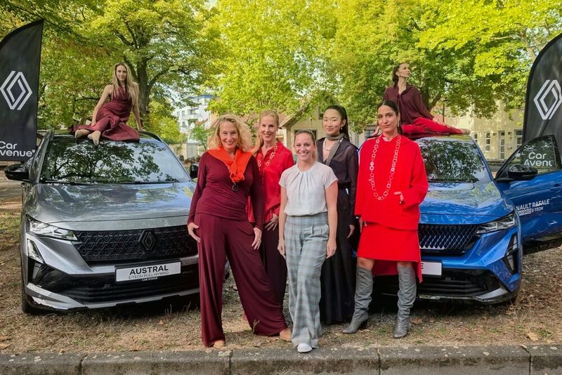 Katharina Heinz (Mi.), Geschäftsführerin von Car Avenue AGS und vom Autocenter Heinz, hat die Jubiläums-Modenschau der bekannten deutschen Designerin Anja Gockel (li.) in Mainz unterstützt. Auch die neuen Renault-Modelle waren Teil der Show.(Bild:  Mauritz – VCG)