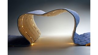 Smarter hingehockt! Was man hier sieht ist der Ausgangsstoff von funktionalisierten Möbeln. Es handelt sich um ein mehrlagiges Flachsfasergewebe mit integrierter LED-Beleuchtung. Daran arbeiten Forscher mit viel Holz-Know-how, die am Fraunhofer WKI arbeiten ... (Bild: Fraunhofer WKI / M. Lingnau)