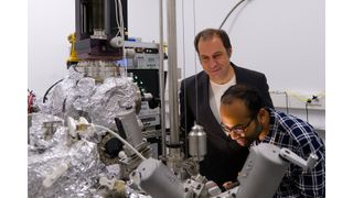 Le Dr Alexander Weismann (à gauche) et le Dr Arnab Banerjee étudient l'excitation des molécules à l'aide d'un microscope à effet tunnel. (Image :Sophie Humbert, Université de Kiel)