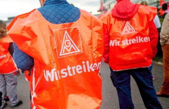 Wieder ist eine Verhandlungsrunde um die neuen Tarife in der Metall- und Elektroindustrie ohne Ergebnis im Sande verlaufen. Warnstreiks im Vorfeld, die von der IG-Metall unterstützt wurden, haben die Lage nicht einfacher gemacht, sagen Arbeitgeberverbände. Hier mehr dazu.(Bild:  dpa)