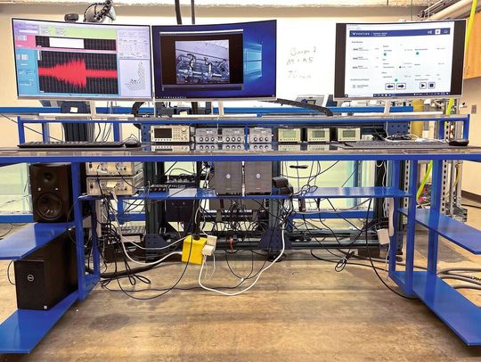 Bild 3: Die Steuerkonsole mit den beiden grauen PCIe-Chassis in der Mitte.(Bild:  Spectrum Instrumentation)
