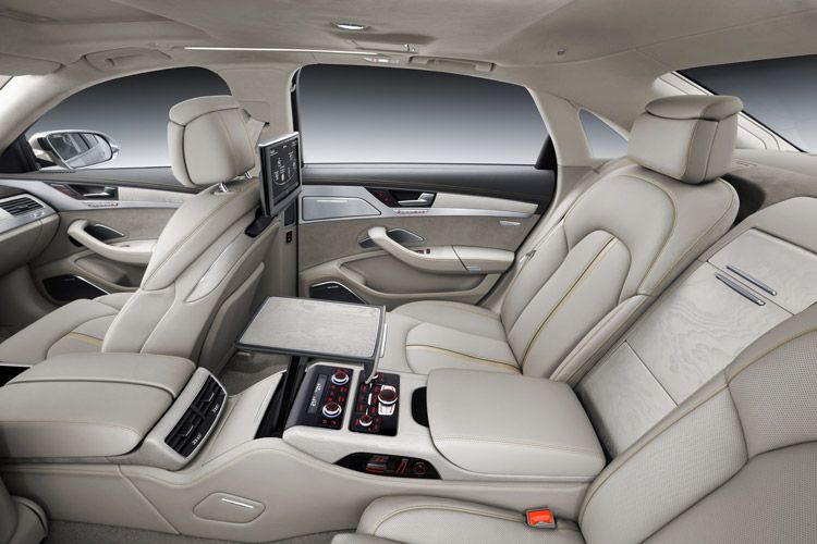 Die Beinfreiheit für die Fond-Passagiere lässt kaum Wünsche offen. Außerdem ist der neue A8-Innenraum wegen weiterer Dämmaßnahmen nochmals leiser als der des Vorgängers. (Foto: Audi)