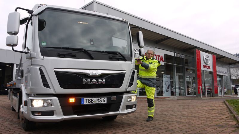 Michael Szabo, Gründer des Autohauses und mittlerweile Mitte siebzig, ist mit dem Abschleppwagen noch immer selbst unterwegs. Wer als Kunde in der Panne steckt und kurze Zeit später den Seniorchef vor der Tür stehen sieht, versteht sofort, warum man dem Szabo seit Jahrzehnten treu bleibt. (Bild: Szabo GmbH)