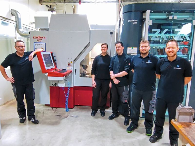 Family Affair: Robert Meigies und Eva Pollmeier sowie Danny Müller, Lars Meigies und Jan Meigies (v. l.) vor ihrer automatisierten Röders-Fräse. (Bild: Klaus Vollrath)