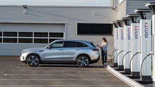 62 Prozent der Deutschen sind der Meinung, dass sich der Chipmangel nicht auf ihre Pläne zum Autokauf auswirken wird.  (Daimler)