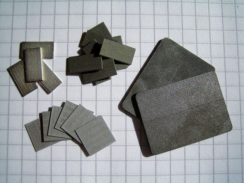 Magnetokalorische Materialien können auch als Platten in verschiedenen Formen und Größen hergestellt werden. (Bild: Vakuumschmelze Hanau)