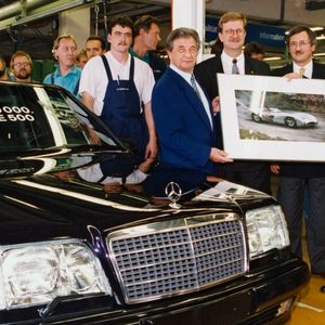 Der ehemalige Mercedes-Rennfahrer Hans Herrmann übernimmt 1994 den 10.000 E 500.(Bild:  Mercedes-Benz)