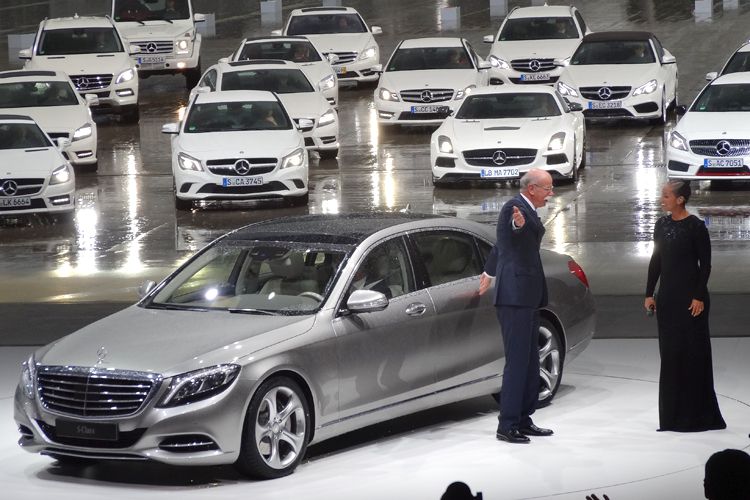 Der erste Passagier der S-Klasse war Weltstar Alicia Keys, die Dieter Zetsche anschließend ans Piano bat. (Auto-Medienportal.Net)