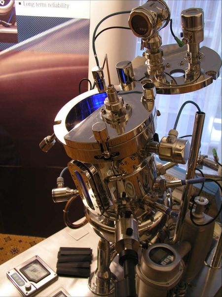 Am Ausstellungsstück konnte Branchenmanager Pharma bei Endress und Hauser, Klaus Köhler, in den Pausen seine Erfahrungen zum Thema Kalibrierung weiter geben: „In der Regel sollten die Geräte Inline kalibrierbar sein. Es passiert allerdings immer wieder, dass Planer beispielsweise keinen Messstutzen für diesen Zweck vorgesehen haben. So etwas kann durch einen MAV sichergestellt werden.“ (Archiv: Vogel Business Media)