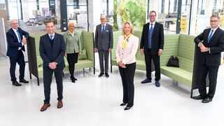 Für das kommende Geschäftsjahr erwartet Harting trotz weiter kritischer Lage ein moderates Umsatzplus. Im Bild der Vorstand (v.l.): Michael Pütz, Andreas Conrad, Margrit Harting, Dietmar Harting, Maresa Harting-Hertz, Philip Harting und Kurt Bettenhausen. (Harting Stiftung & Co. KG)