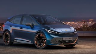 Der Cupra Born sollte im Jahr 2022 durchstarten und die neue sportliche spanische Marke voranbringen. Doch jetzt wird die Produktion erst mal eingestellt. (Bild: Cupra)
