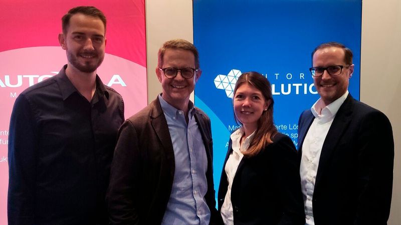 Um den Prozess ihres Auto-Abomodells zu digitalisieren, setzt die HUK-Autowelt mit der Software von Autorola Solutions fortan eine zentrale Steuerungseinheit ein: (v. l.) Fabian Schilling, Sebastian Lins, Rebecca Everts (alle HUK) und Carsten Kaufmann (Autorola Solutions).(Bild:  Autorola Solutions)